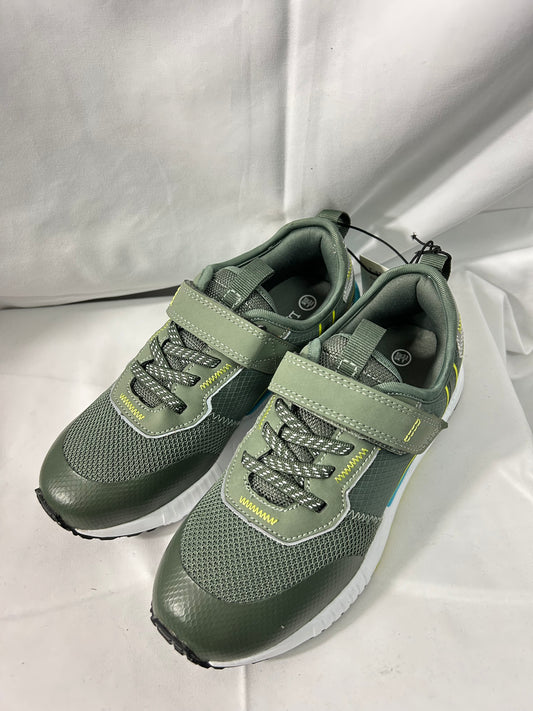 Kids size 1 - trainers