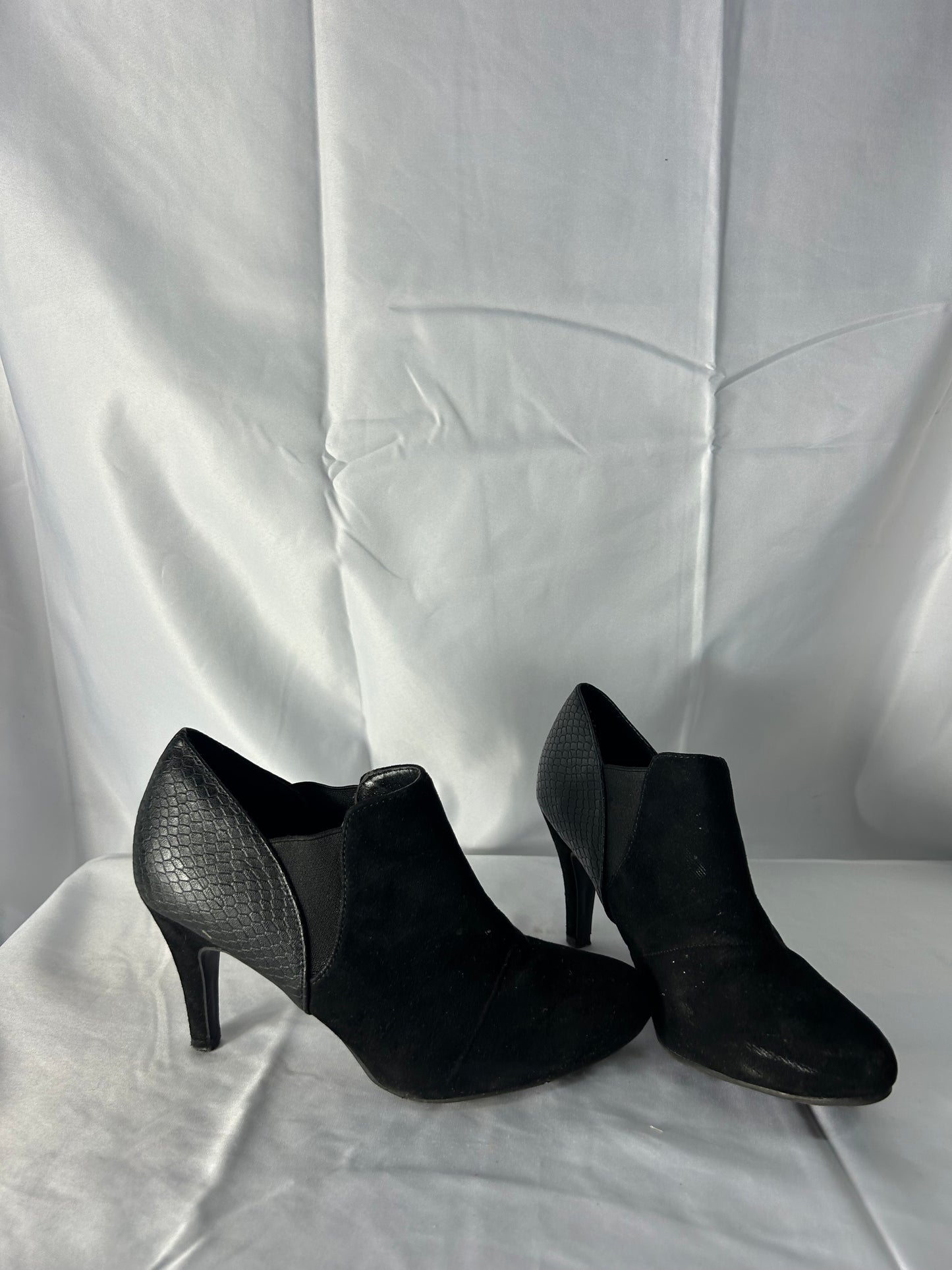 Ladies size 4 - ladies black heels / shoes