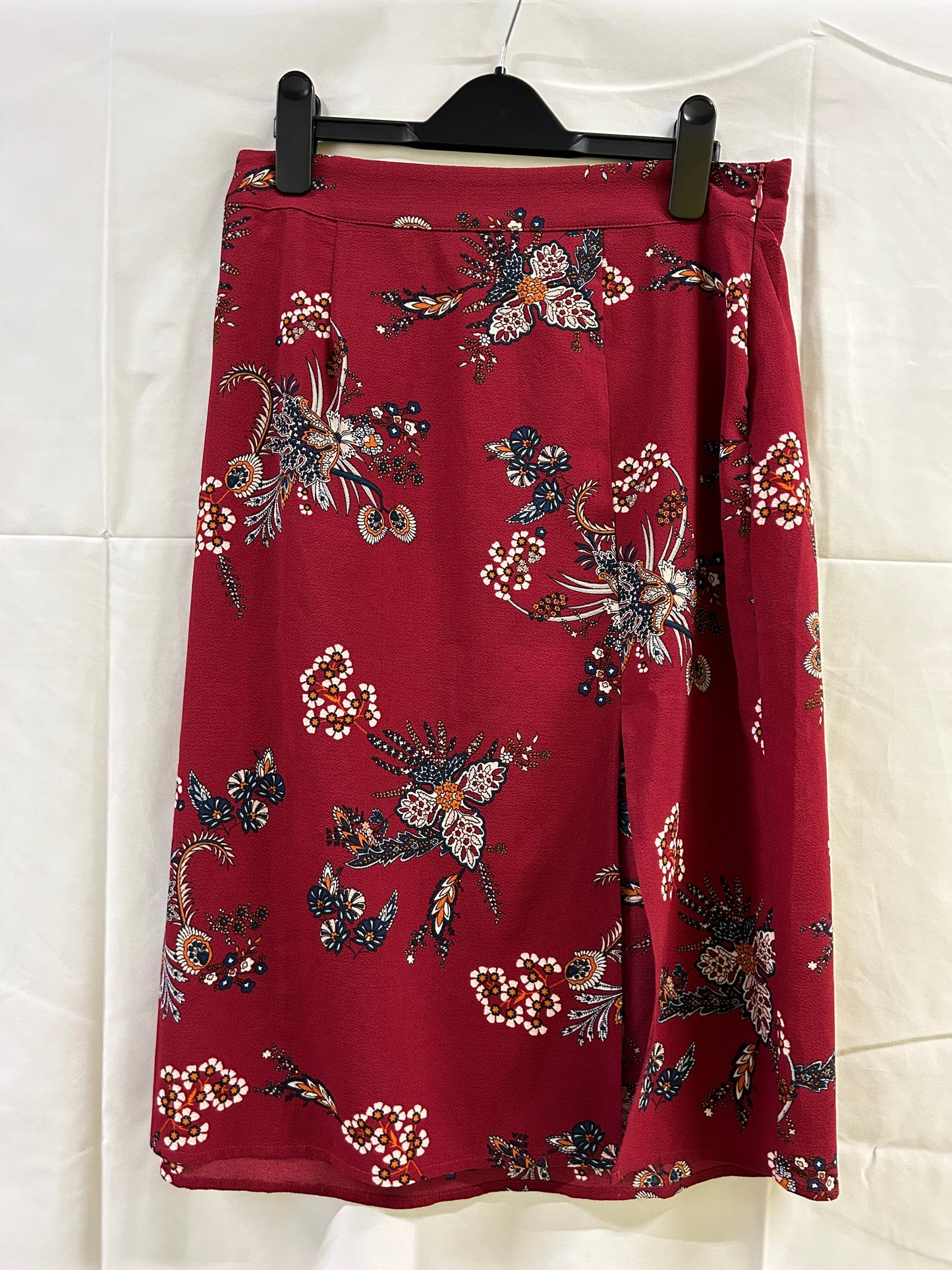 Ladies Size 8 'Vera Moda' Red Flower Skirt