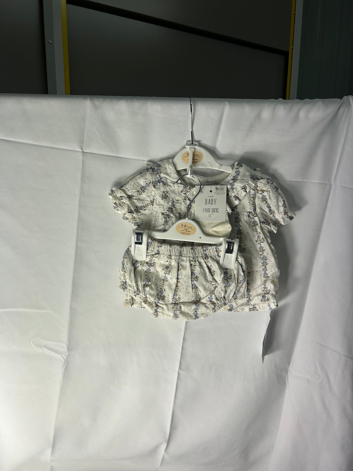 Kids 3-6 months - white daisy top and shorts and socks set George@Asda