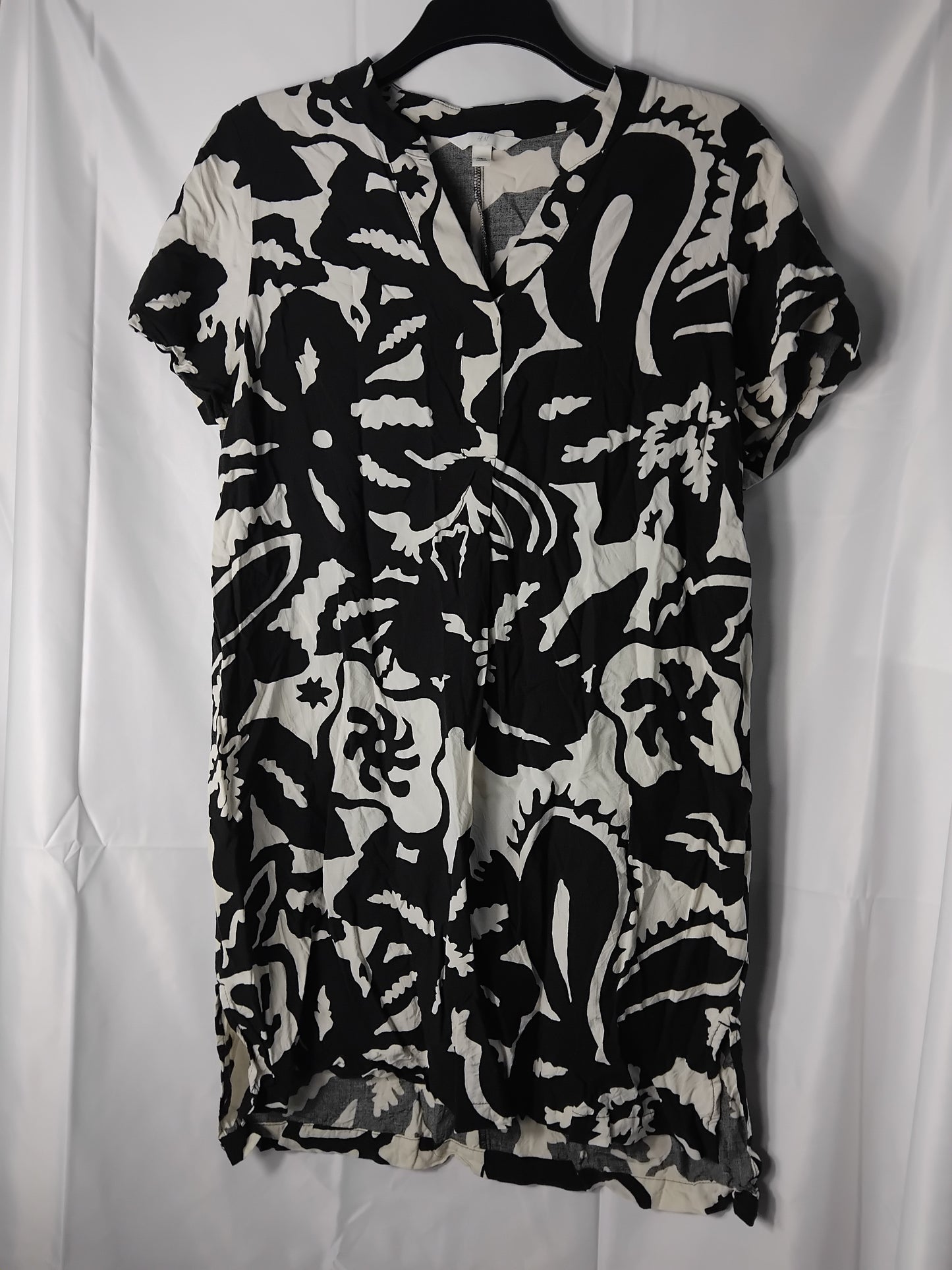 Ladies H&M Black and White printed dress - Size Medium