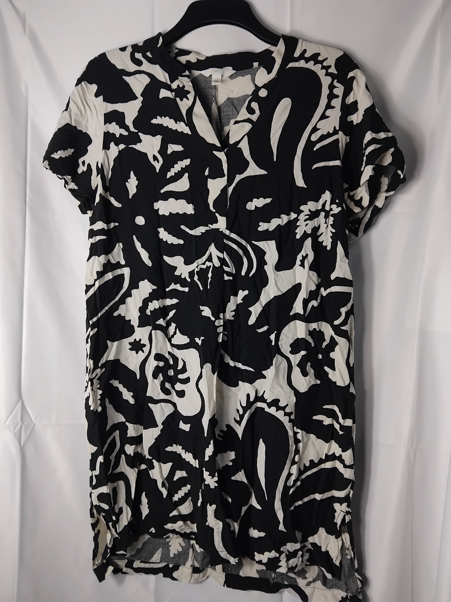 Ladies H&M Black and White printed dress - Size Medium